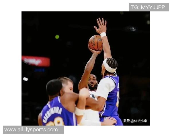 快船今日训练精彩瞬间小卡持球卢指导跑位哈登投篮比尔运球展现默契 快船今日训练精彩瞬间小卡持球卢指导跑位哈登投篮比尔运球展现默契