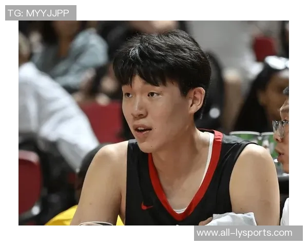 杨瀚森低位背打轻松突破对手单脚上篮展现绝佳技术